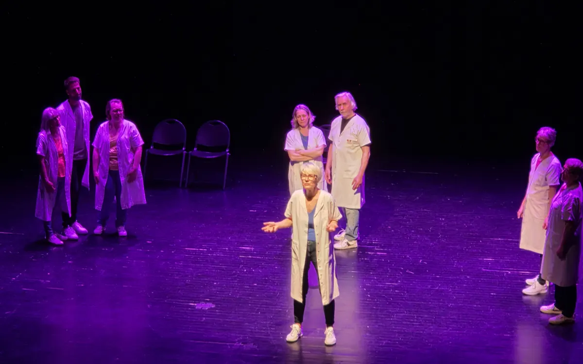 Spectacle capté pour la CCI de l'Aube : une scène sous lumière violette